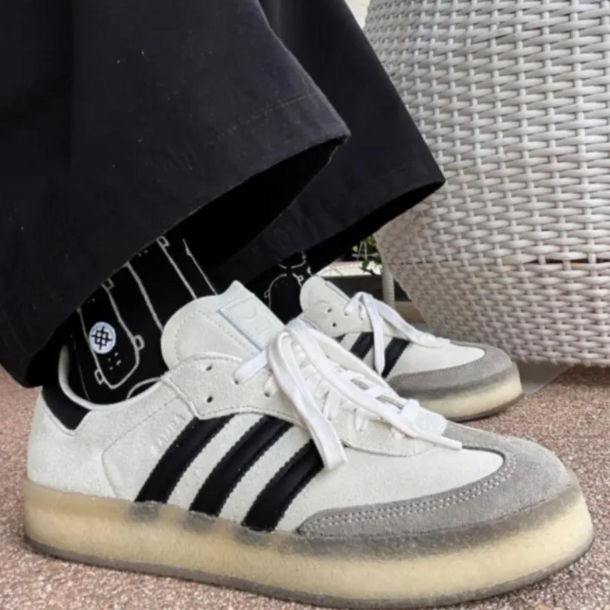 giay-adidas-x-ronnie-fieg-x-clarks-8th-street-samba-kithmas-white-black-ie4033-2