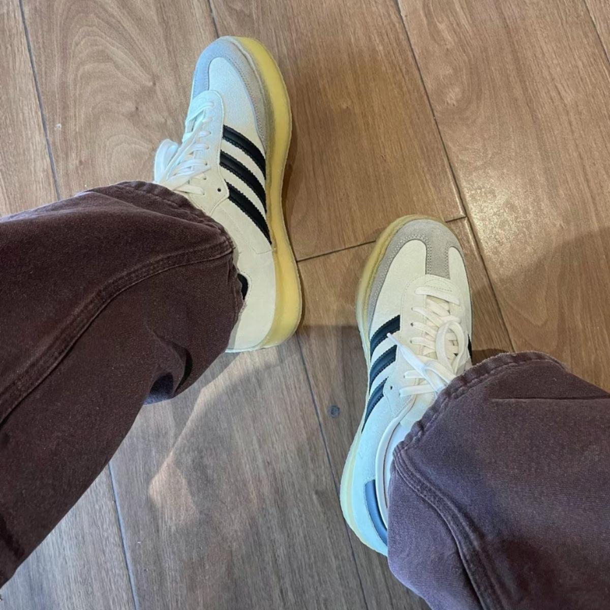 giay-adidas-x-ronnie-fieg-x-clarks-8th-street-samba-kithmas-white-black-ie4033-3