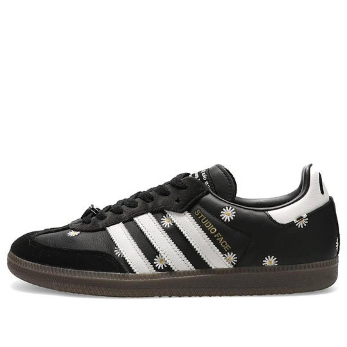 Giày atmos x FACE x adidas Samba OG Embroidered Daisies H03848 - phối cảnh ngoài trời
